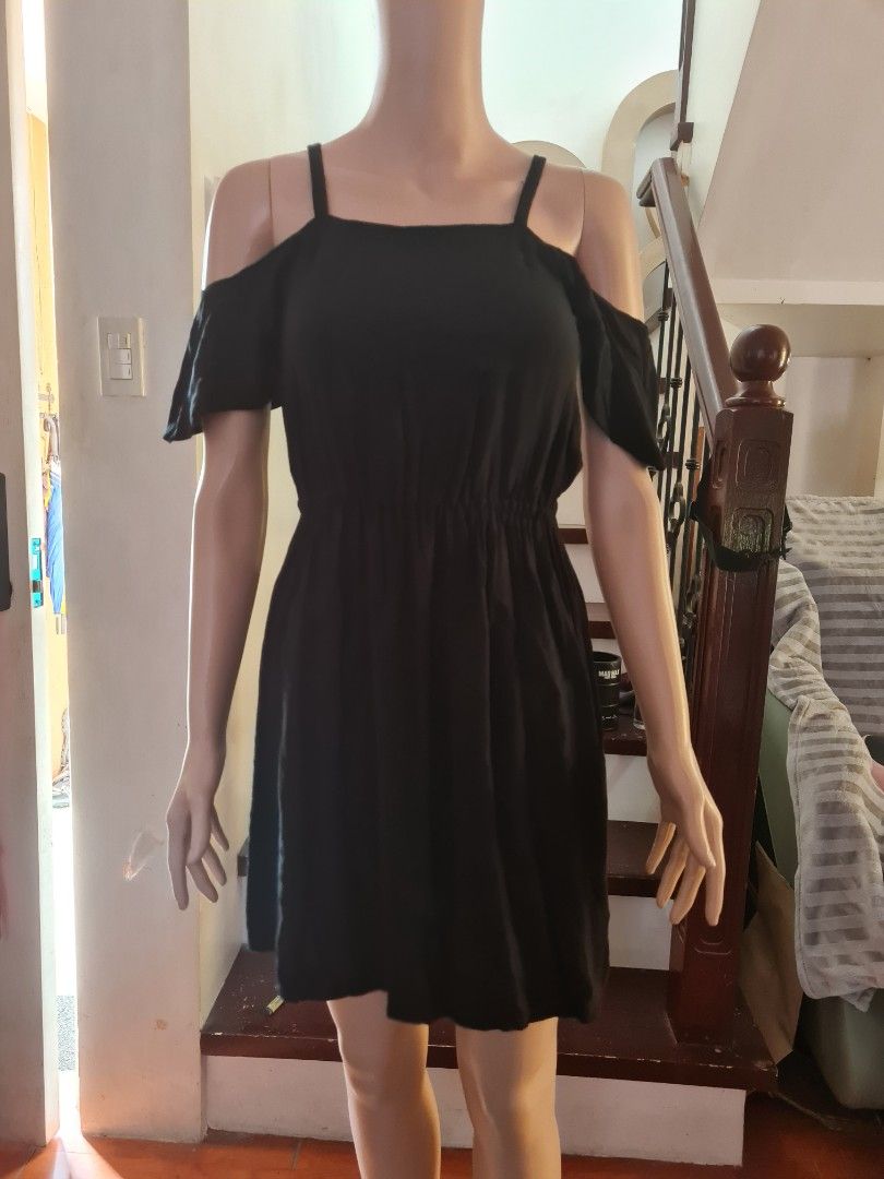 Summer Off-shoulder Black Dress + Sun Visor Hat (Category: Dresses) located in Dasmarinas. Submitted by iConiC_Collection (Listing ID 1219960026, Image 3). Description: buy in set sun visor hat- foldable, very cute, just wore in Bora 1x dress - light soft fabric, was not use. bought in Bali, Indonisia as souvenir but did not fit me.