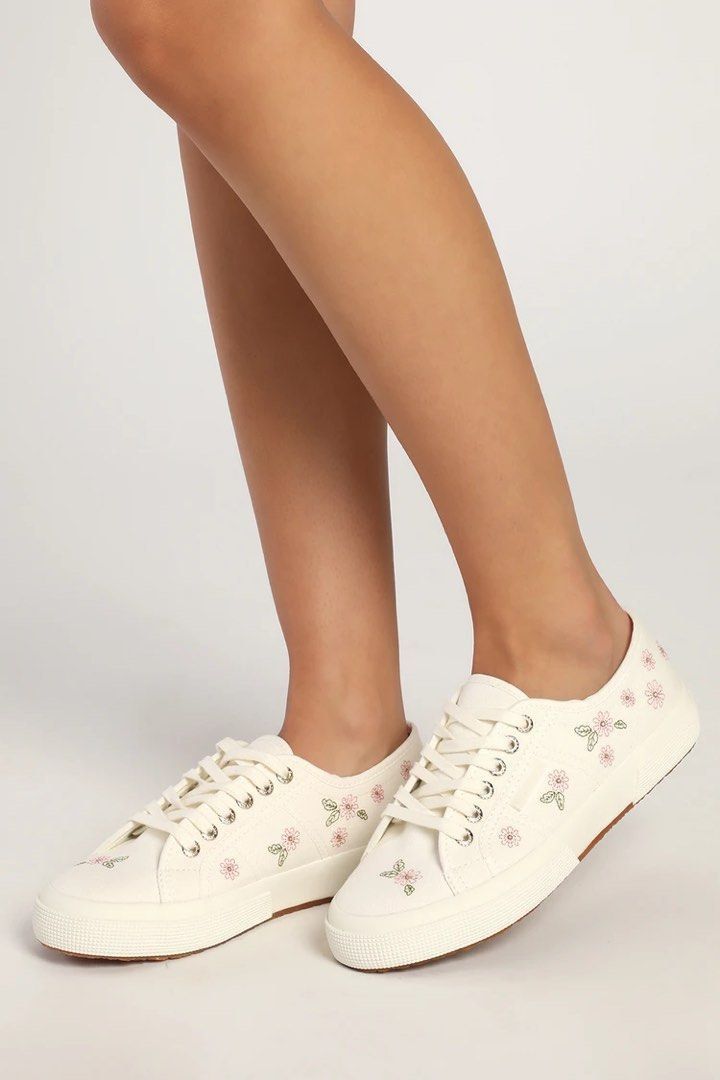 White sneakers top with flower embroidery