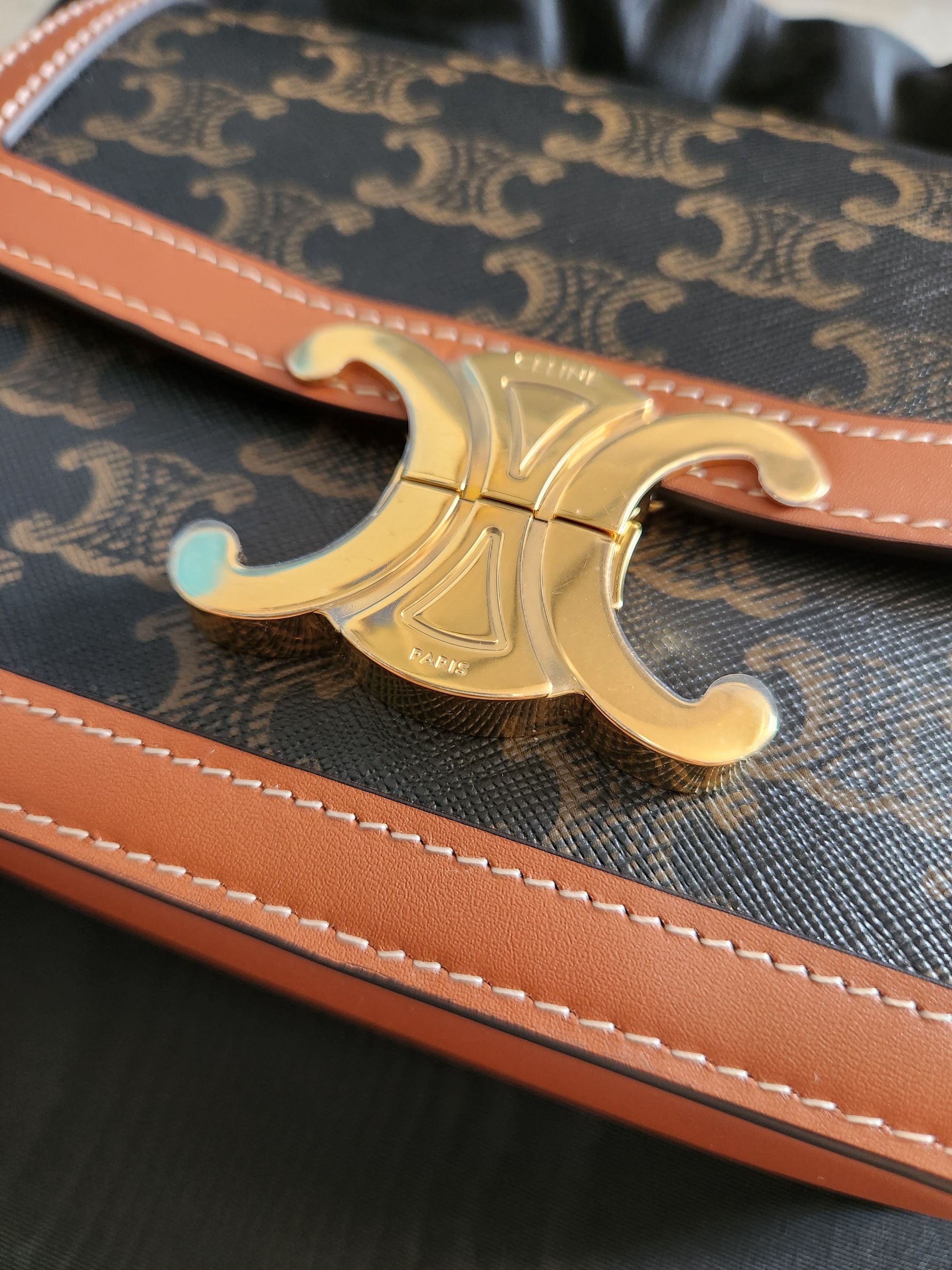 TRIOMPHE 37 SOFT TAN BROWN CALFSKIN HANDBAG