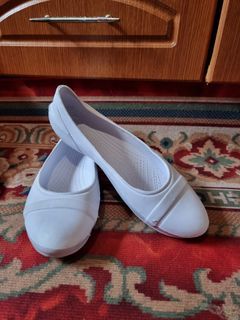 White rubber shoes for medicine medical nursing students