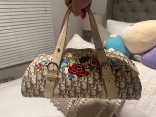 (Category: ) located in . Submitted by theitgirlscloset (Listing ID 1220320070, Image 1). Description: .