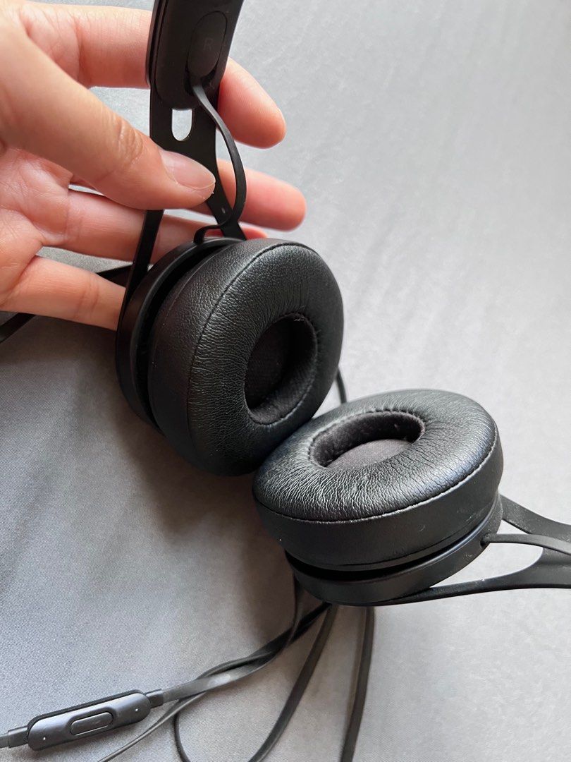 Beats EP wired on-ear headphones Black (Category: Headphones & Headsets) located in Pasig City. Submitted by perl2018 (Listing ID 1220218555, Image 3). Description: Gently used, still works perfectly fine In ear foams aren’t damaged Light scratches on the exterior see pics Adjustable sliders Battery free With microphone MOP Gcash UB BPI No meet ups Pick up at Pasig.