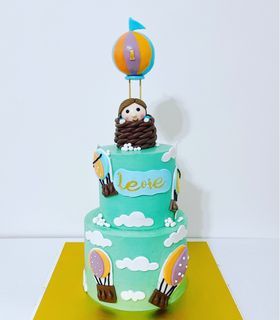 Boy airballon cake/customcake /pinata cake/money pulling cake