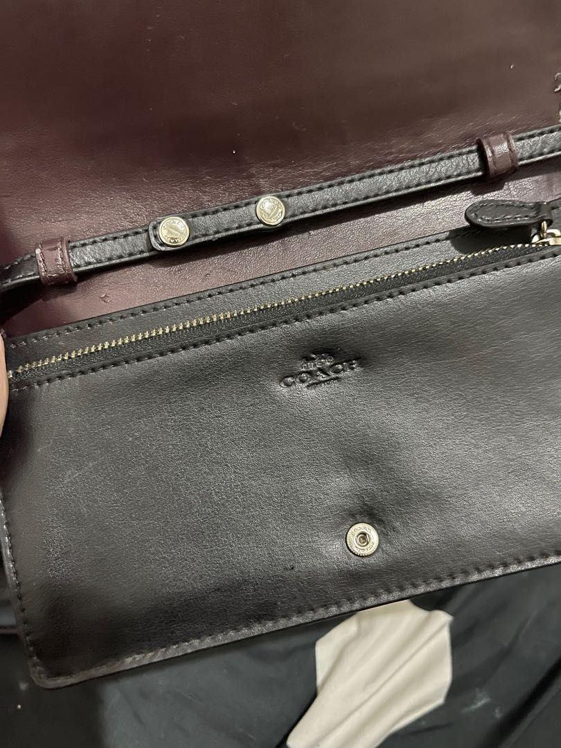 Coach Sling wallet (Category: Wallets & Card holders) located in Cebu City. Submitted by iamish_items (Listing ID 1220266286, Image 2). Description: Rfs: Decluttering. Preloved. May kunting flaws lang, di naman nakikita sa labas (see last pic).