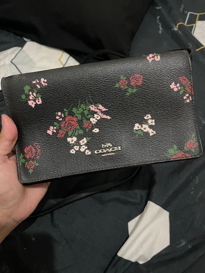 Coach Sling wallet (Category: Wallets & Card holders) located in Cebu City. Submitted by iamish_items (Listing ID 1220266286, Image 1). Description: Rfs: Decluttering. Preloved. May kunting flaws lang, di naman nakikita sa labas (see last pic).