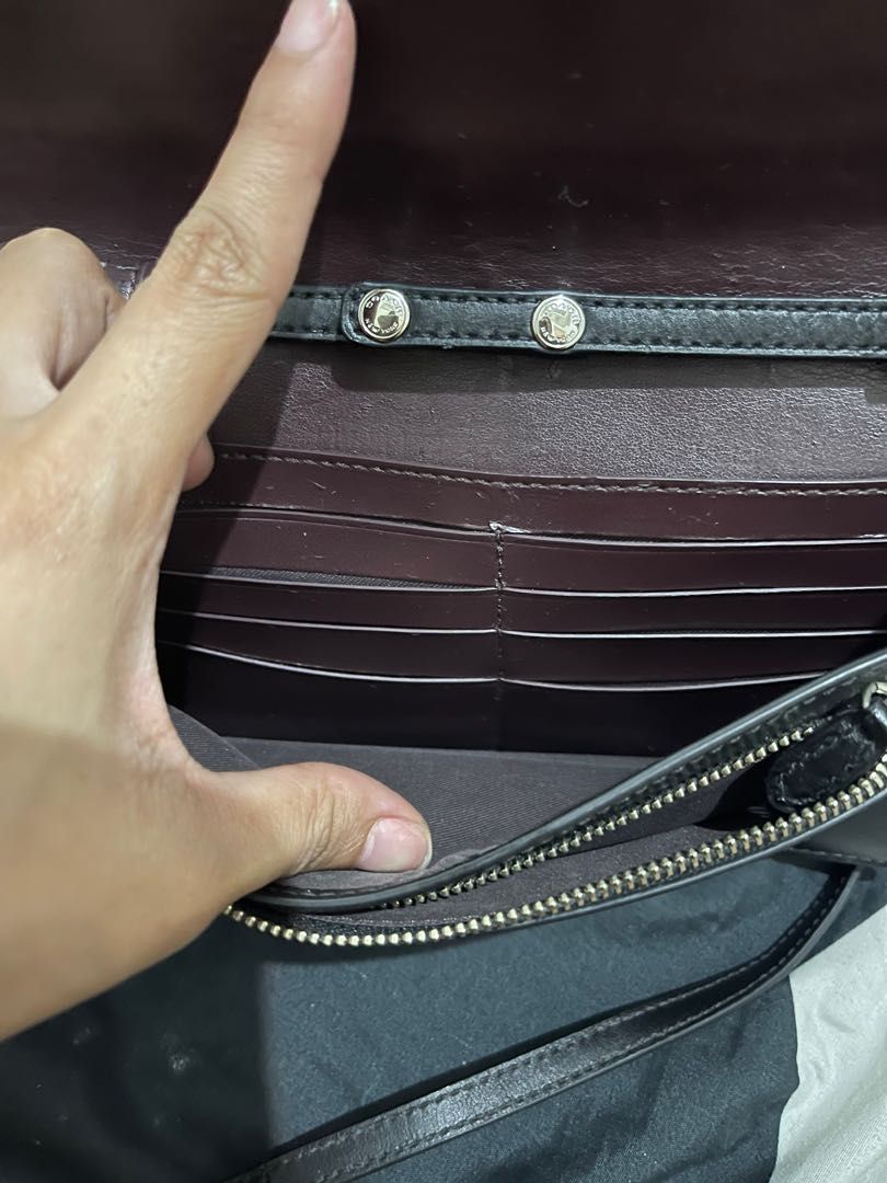 Coach Sling wallet (Category: Wallets & Card holders) located in Cebu City. Submitted by iamish_items (Listing ID 1220266286, Image 3). Description: Rfs: Decluttering. Preloved. May kunting flaws lang, di naman nakikita sa labas (see last pic).