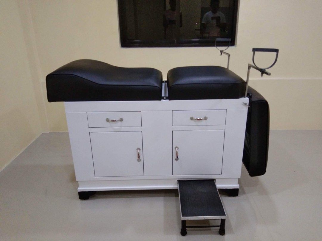 EXAMINATION BED HAMILTON BED FOR CLINIC HOSPITAL on Carousell