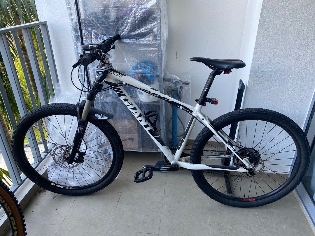 Giant Mountain Bike For Sale Size M 27.5 Sports Equipment
