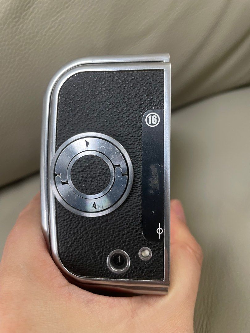 Hasselblad A16 菲林背 （分類：相機）位於 Hong Kong。 由 jakey_bling 提交（商品編號 1220227112，圖片 2）。簡介： 成色如圖 冇試過，唔肯定有冇漏光 順豐到付。