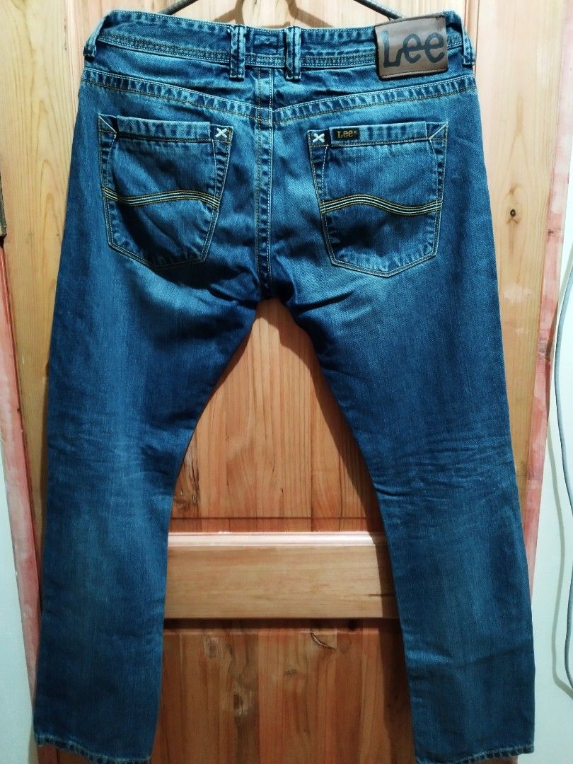 Lee distressed slim jeans (Category: Jeans) located in Alicia. Submitted by wrence_09 (Listing ID 1220224418, Image 2). Description: size 33 slim fit 38 inches length +sf.