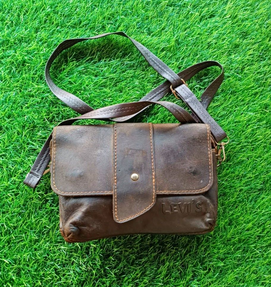 LEVIS MEDIUM SIZE LEATHER SLING BAG