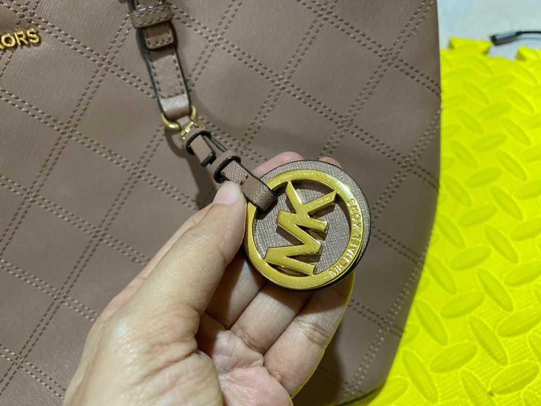 MICHAEL KORS taupe jet set tote (Category: Luxury Bags & Wallets) located in Caloocan City. Submitted by yvxsh.xviii (Listing ID 1220170131, Image 2). Description: Legit and original MICHAEL KORS bag (not fake, not imitation) With care card Without dustbag Issues refer to photos Strap length: approx. 70cm Strap width: approx. 1.1 cm Total height: approx. 28 cm Total length: approx. 46 cm Total width: approx. 15 cm.