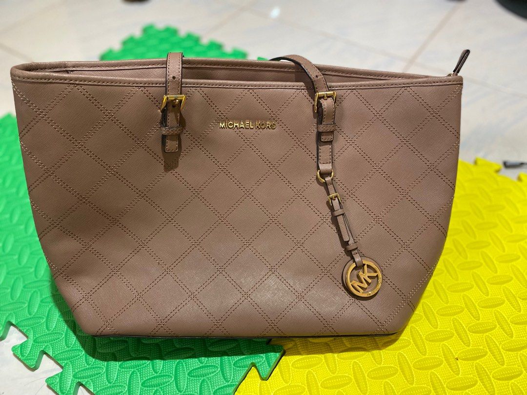 MICHAEL KORS taupe jet set tote (Category: Luxury Bags & Wallets) located in Caloocan City. Submitted by yvxsh.xviii (Listing ID 1220170131, Image 1). Description: Legit and original MICHAEL KORS bag (not fake, not imitation) With care card Without dustbag Issues refer to photos Strap length: approx. 70cm Strap width: approx. 1.1 cm Total height: approx. 28 cm Total length: approx. 46 cm Total width: approx. 15 cm.