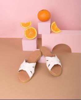 Our Daily Avenue Hayley Sliders! (white)