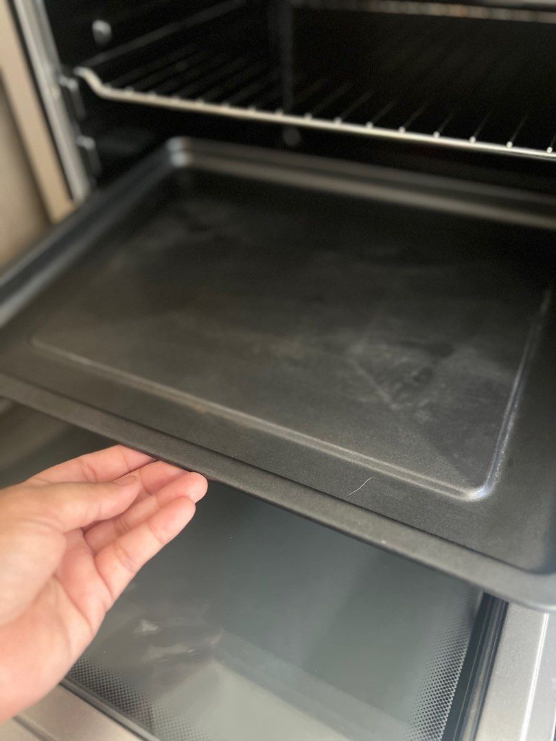 Oven bought in 2022 selling due to moving to a house with oven, TV