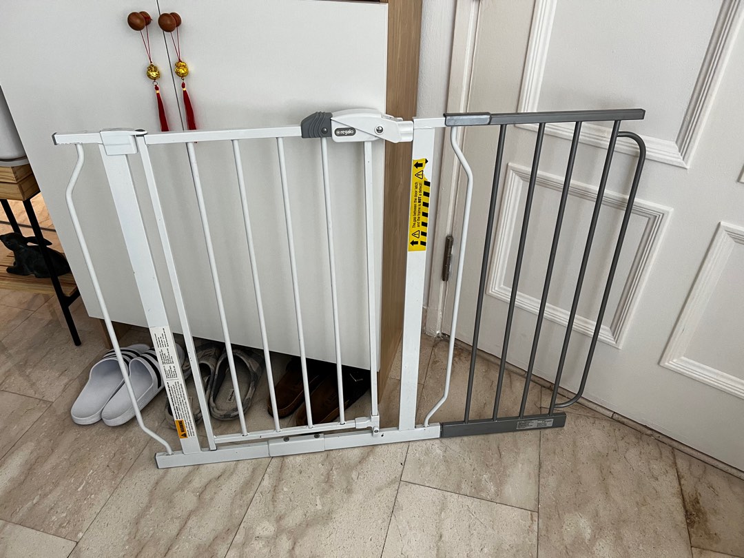 Regalo Swinging baby gate 104cm, Babies & Kids, Baby Nursery & Kids