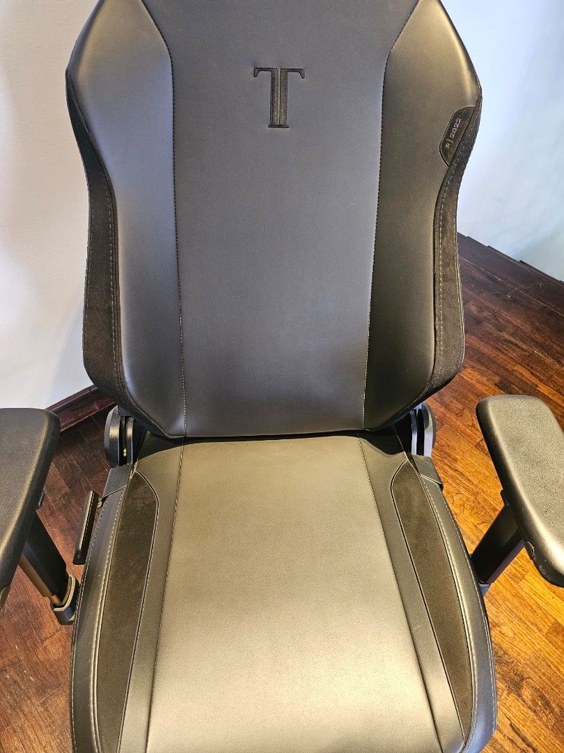 Secret labs Gaming titan chair, Furniture & Home Living, Furniture