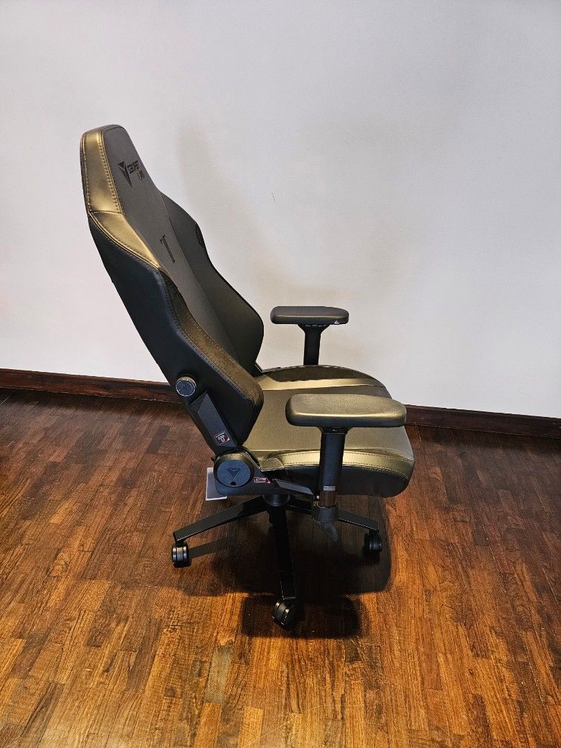 Secret labs Gaming titan chair, Furniture & Home Living, Furniture