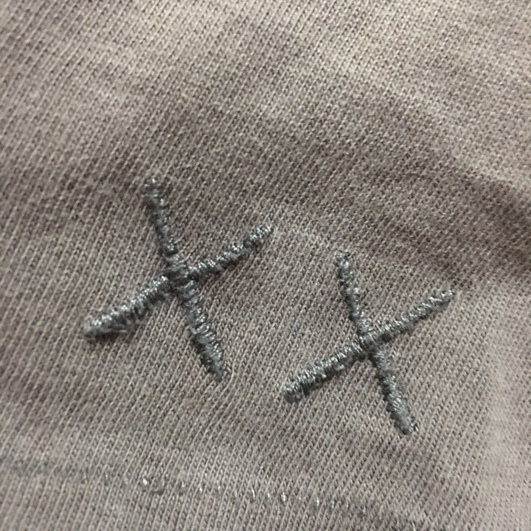 UNIQLO KAWS MEDIUM (Category: Formal Shirts) located in Aliaga. Submitted by spectrefinds (Listing ID 1220207361, Image 3). Description: COLOR CONDITION: 8/10 MEDIUM ON TAG RUSH .