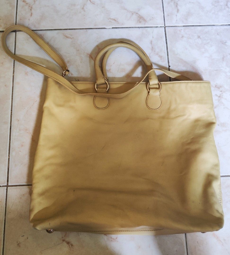 Valentino Garavani Tote Bag (Category: Luxury Bags & Wallets) located in Quezon City. Submitted by phoejay (Listing ID 1220132972, Image 2). Description: .