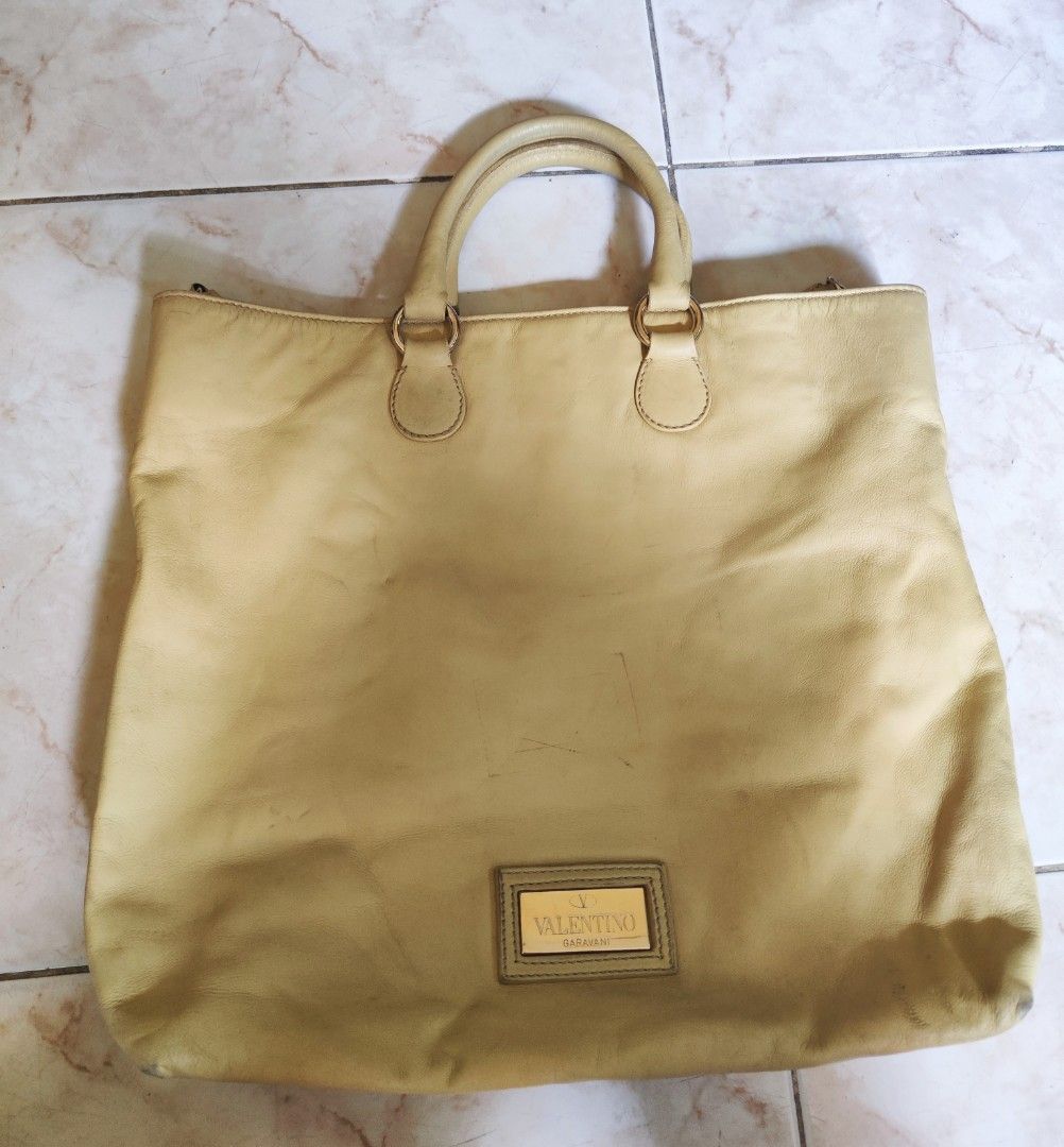 Valentino Garavani Tote Bag (Category: Luxury Bags & Wallets) located in Quezon City. Submitted by phoejay (Listing ID 1220132972, Image 1). Description: .