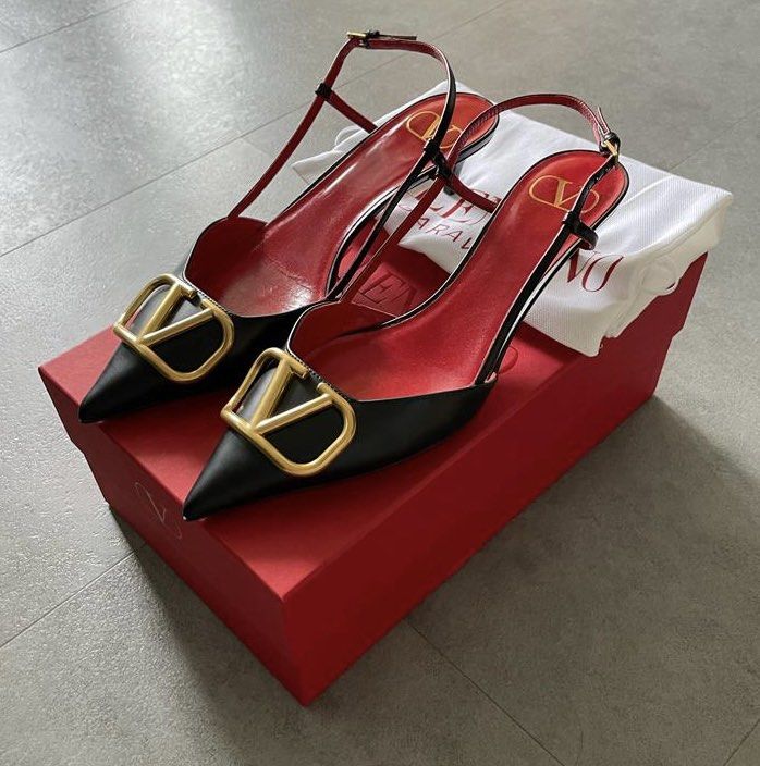 vlogo signature calfskin slingback pump