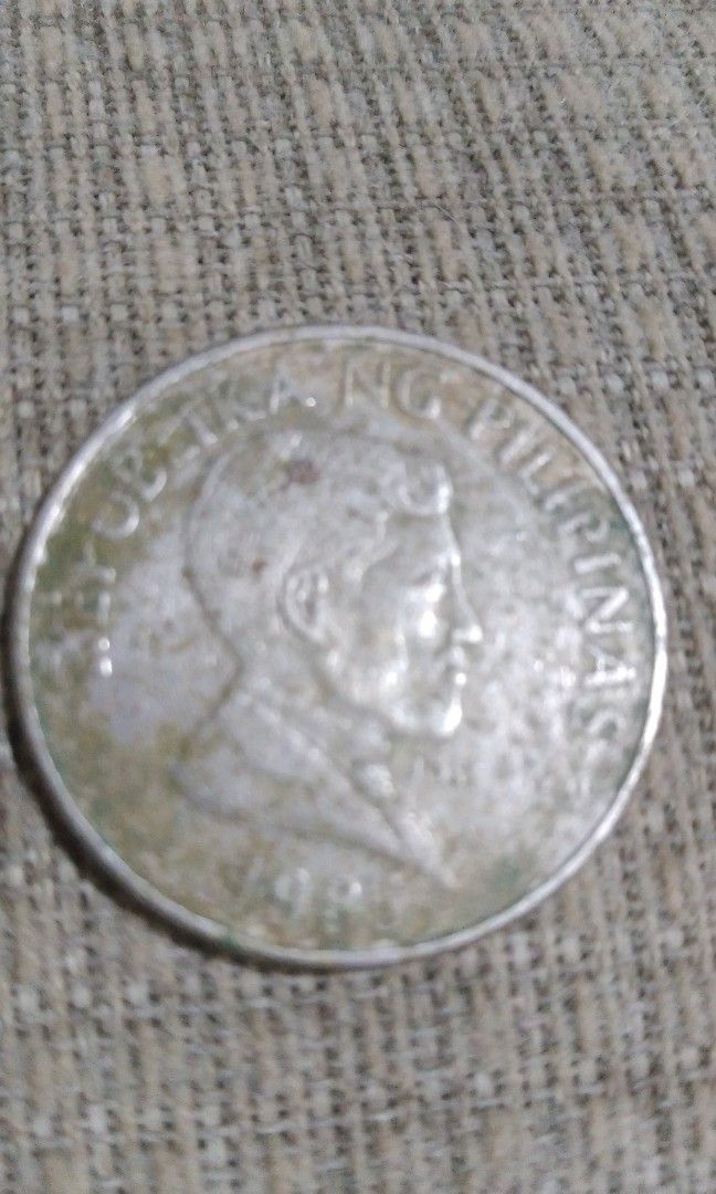 1-piso-1985-carabao-hobbies-toys-memorabilia-collectibles
