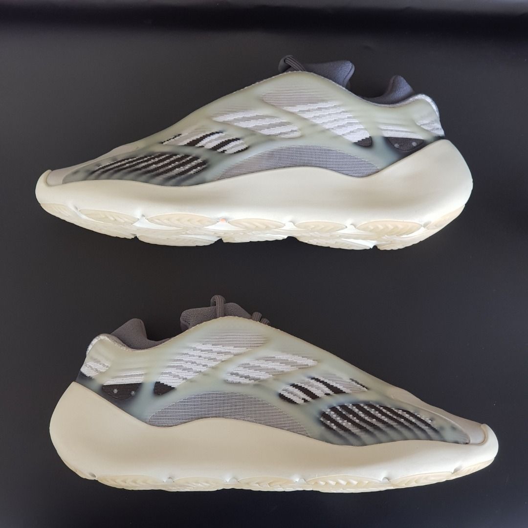 Adidas Yeezy 700v3 Fade Salt (ID1674) - US 10.5/ EU 44.5/ 28.5cm, Fesyen  Pria, Sepatu , Sneakers di Carousell