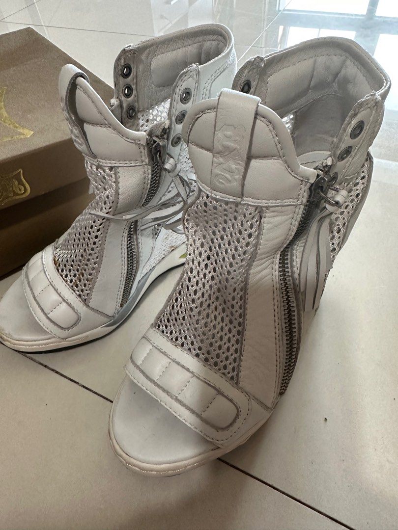 Ash wedges store