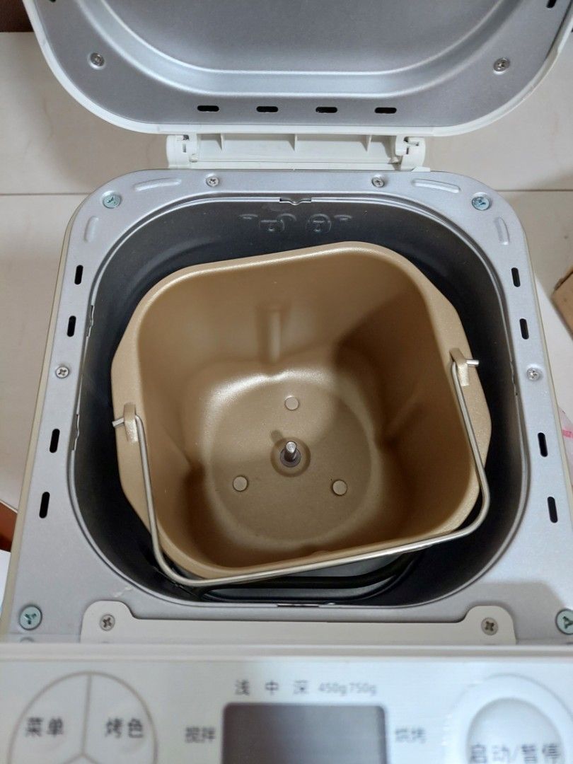 Breadmaker (Category: Breadmakers) located in Singapore. Submitted by YeanC (Listing ID 1220394444, Image 3). Description: China plug 3 pin..
