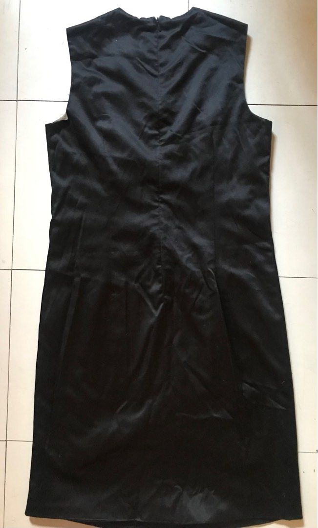 CLN little black dress (Category: Dresses) located in San Pedro. Submitted by andr39 (Listing ID 1220408626, Image 3). Description: CLN little black dress. Tagged as medium but fits small to medium frames. No holes nor stains. Condition: 8/10 Approximate measurements when laid flat: L-35" Chest area-15.5" Hips area-17".