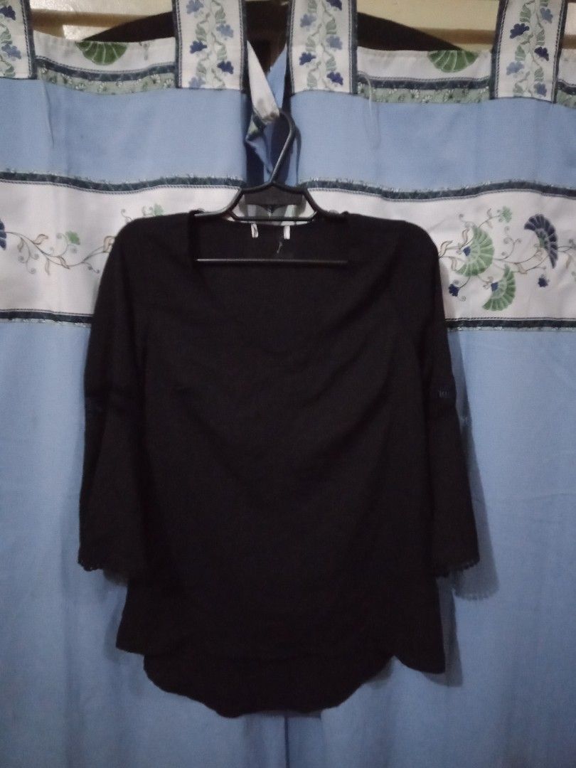 Flared Long Sleeves (Category: Blouses) located in Paranaque City. Submitted by _andreaaaa13 (Listing ID 1220504145, Image 2). Description: Flared Long Sleeves - No flaws - The tag on the blouse was cut out. - Has design both long sleeves. - Front part has 2 layers of the cloth. - Can fit to Medium to Large..