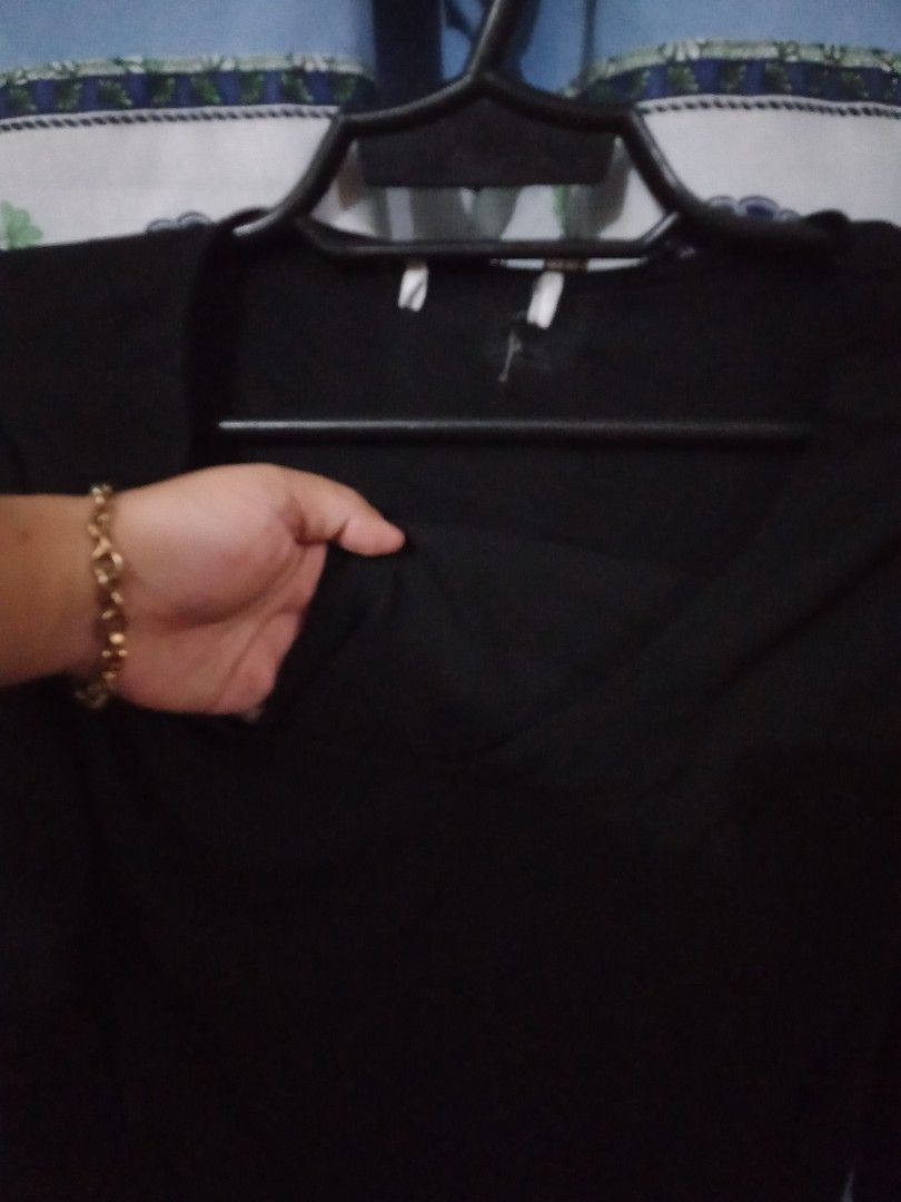 Flared Long Sleeves (Category: Blouses) located in Paranaque City. Submitted by _andreaaaa13 (Listing ID 1220504145, Image 3). Description: Flared Long Sleeves - No flaws - The tag on the blouse was cut out. - Has design both long sleeves. - Front part has 2 layers of the cloth. - Can fit to Medium to Large..