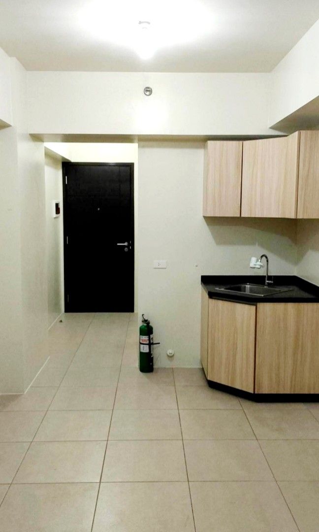 FOR LEASE/SALE: STUDIO UNIT IN CLOVERLEAF (Category: Apartments & Condos) located in Las Pinas. Submitted by tiongson.real.estate (Listing ID 1220437055, Image 1). Description: Avida Towers Cloverleaf - Balintawak developer: Avida Land Corp UNIT DETAILS Studio Unit 22.81sqm * Unit Facing EDSA / 20th Floor * Walking distance to Ayala Cloverleaf Mall, Balintawak Market, Shuttle Service from Mall to Edsa LRT Unit Inclusions: - Shower Heater - Bidet 