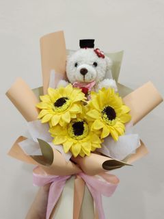 Graduation Flower banquet with bear