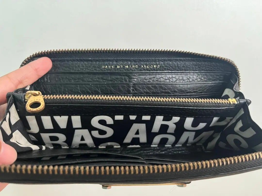 Marc jacobs (Category: Luxury Bags & Wallets) located in Asingan. Submitted by gonzalesvangielynfaith (Listing ID 1220379618, Image 3). Description: 💯 original condition 8/10 signs of usage.
