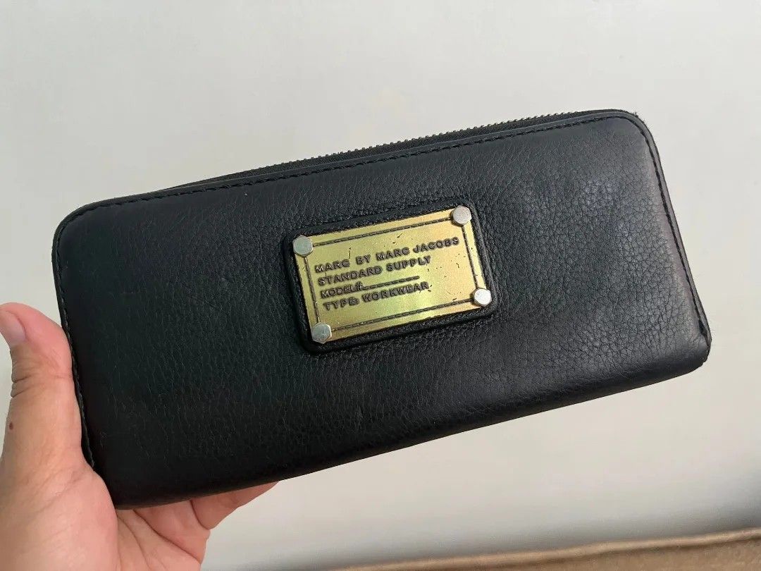 Marc jacobs (Category: Luxury Bags & Wallets) located in Asingan. Submitted by gonzalesvangielynfaith (Listing ID 1220379618, Image 1). Description: 💯 original condition 8/10 signs of usage.