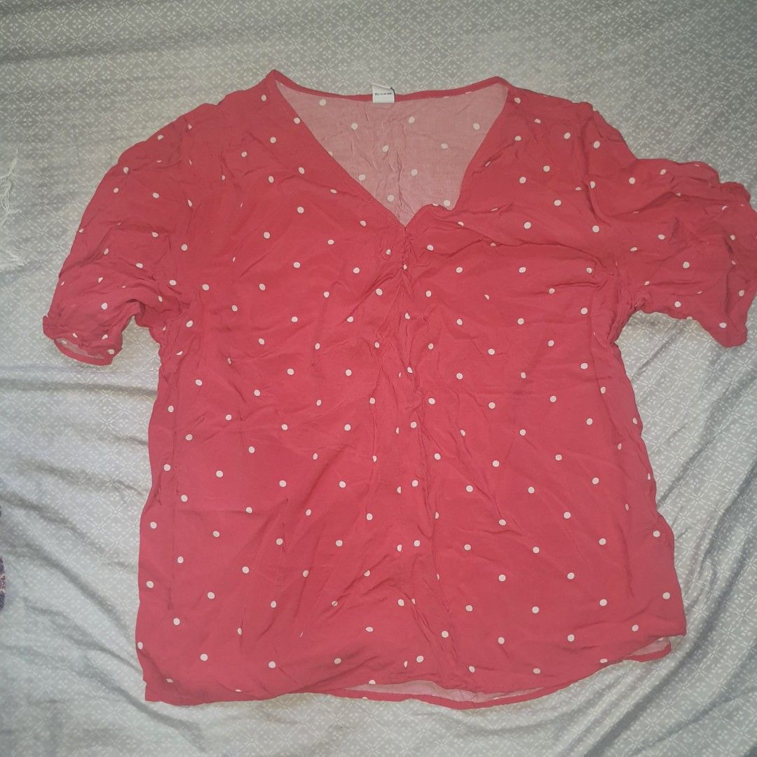 Old navy Polkadot red blouse (Category: Blouses) located in Quezon City. Submitted by charott (Listing ID 1220495109, Image 1). Description: last price posted shipping: 👉j&t 👉 gogo express 👉grab/lalamove (within metro manila only 👉shoppee checkout (plus 15 pesos) Payment first basis.