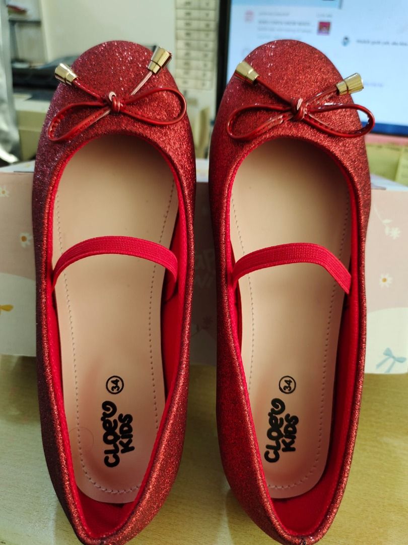 SEPATU MERAH ANAK ANAK