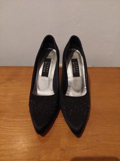Stuart Weitzman pointed heels size 7.5