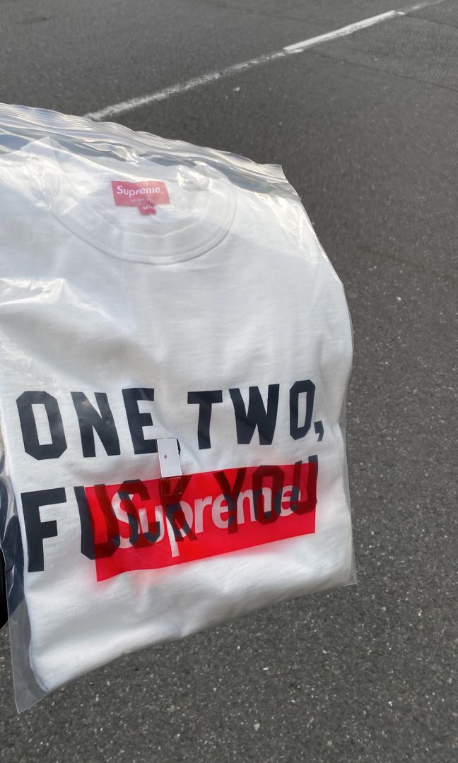 Supreme one two fuck you T-Shirt Size M, 女裝, 上衣, T-shirt 
