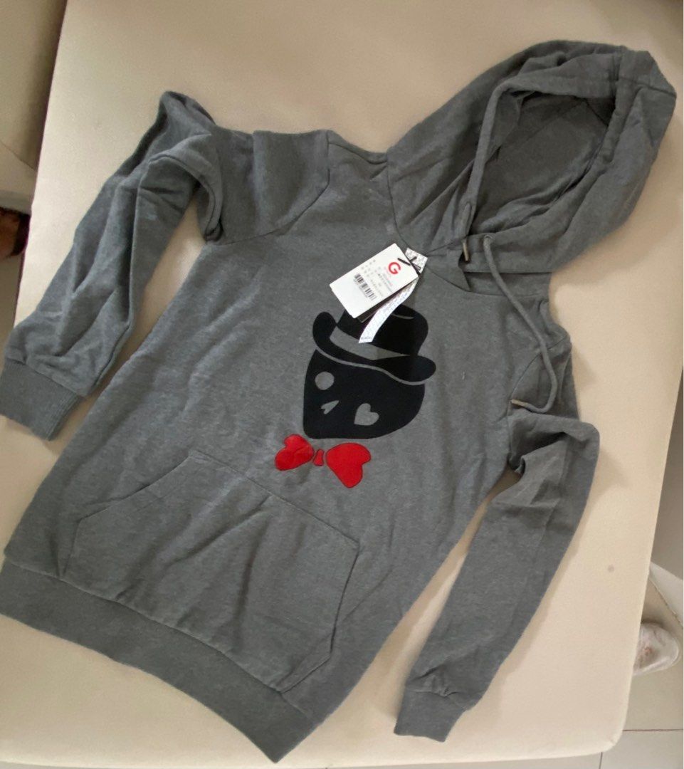 Sweatshirt with hood: Gray Color (Category: Coats, Jackets and Outerwear) located in Cainta. Submitted by madamraqqs (Listing ID 1220348456, Image 3). Description: Hooded Sweatshirt G by Guess Size: XS Gray with prints.