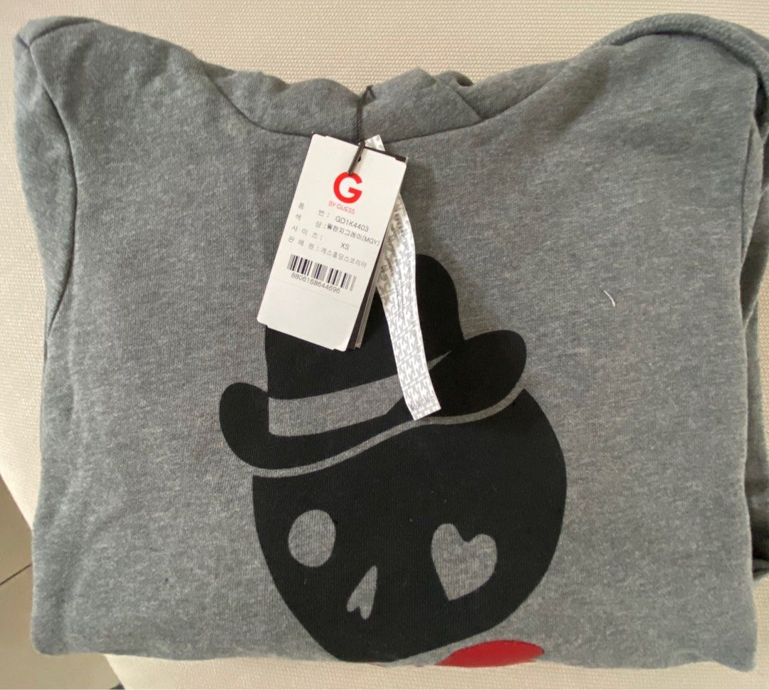 Sweatshirt with hood: Gray Color (Category: Coats, Jackets and Outerwear) located in Cainta. Submitted by madamraqqs (Listing ID 1220348456, Image 1). Description: Hooded Sweatshirt G by Guess Size: XS Gray with prints.