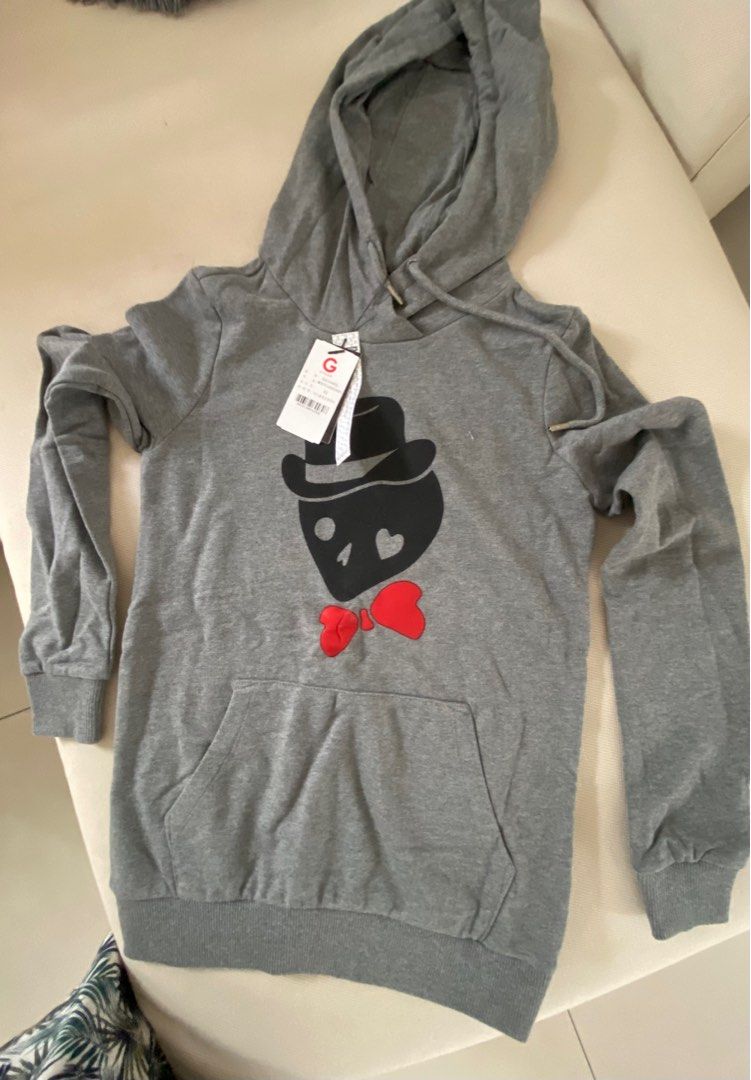 Sweatshirt with hood: Gray Color (Category: Coats, Jackets and Outerwear) located in Cainta. Submitted by madamraqqs (Listing ID 1220348456, Image 2). Description: Hooded Sweatshirt G by Guess Size: XS Gray with prints.
