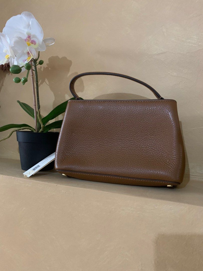 Authentic Tory Burch Britten Micro satchel (Category: Luxury Bags & Wallets) located in Manila. Submitted by simplyolive85 (Listing ID 1220439176, Image 3). Description: Tory burch britten micro satchel Inclusion: paper bag, card and tag #toryburch #topitems #satchel #luxurybags ✅Last price posted 😁 MOP: BDO, Metrobank,Gcash, Paymaya ♥️ Guaranteed Original, imported USA.