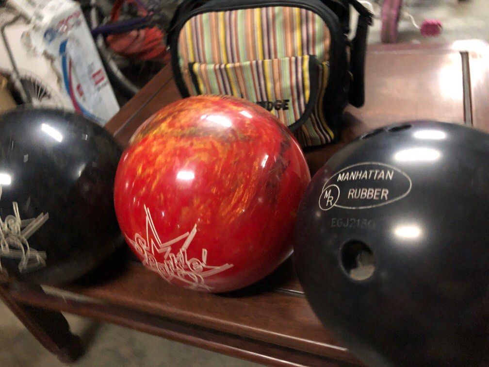 Vintage bowling balls Sparkle 2 Manhattan Rubber set, Sports Equipment