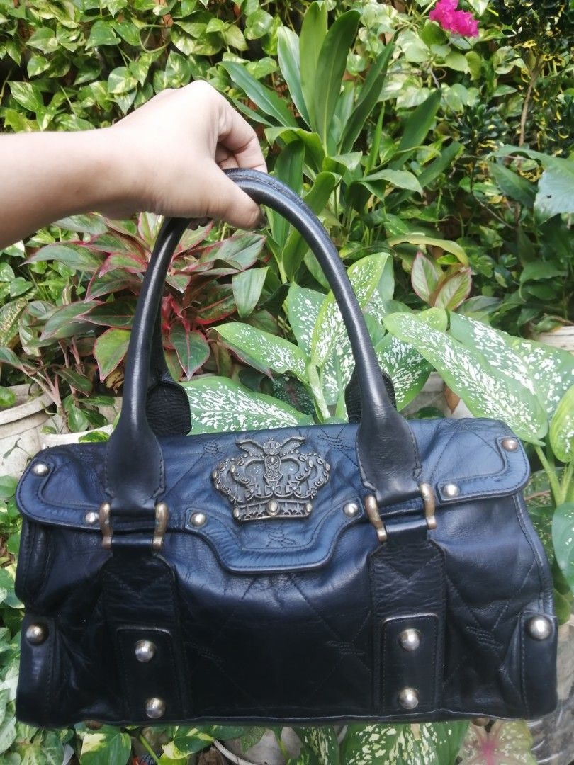 AIP (American in Paris) hand bag (Category: Tote Bags) located in Taguig. Submitted by lhet-lhet (Listing ID 1220553645, Image 3). Description: 💎PRELOVED💎 sale!!! 👜 AIP Handbag 👜American in Paris 👜Genuine Leather Material 👜 NO FLAWS. Looks unused Pwedeng gamitin agad 👜Minimal Sign of usage 👜No refund/No Exchange 🦩 Items are PRELOVED , So Manage your Expectation 📌 Items may slightly vary in actual due to differences in camera settings an