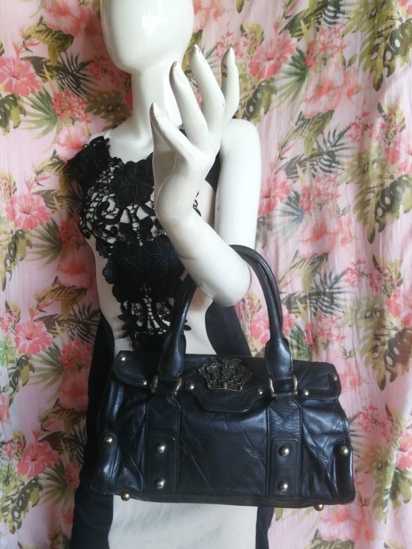 AIP (American in Paris) hand bag (Category: Tote Bags) located in Taguig. Submitted by lhet-lhet (Listing ID 1220553645, Image 1). Description: 💎PRELOVED💎 sale!!! 👜 AIP Handbag 👜American in Paris 👜Genuine Leather Material 👜 NO FLAWS. Looks unused Pwedeng gamitin agad 👜Minimal Sign of usage 👜No refund/No Exchange 🦩 Items are PRELOVED , So Manage your Expectation 📌 Items may slightly vary in actual due to differences in camera settings an