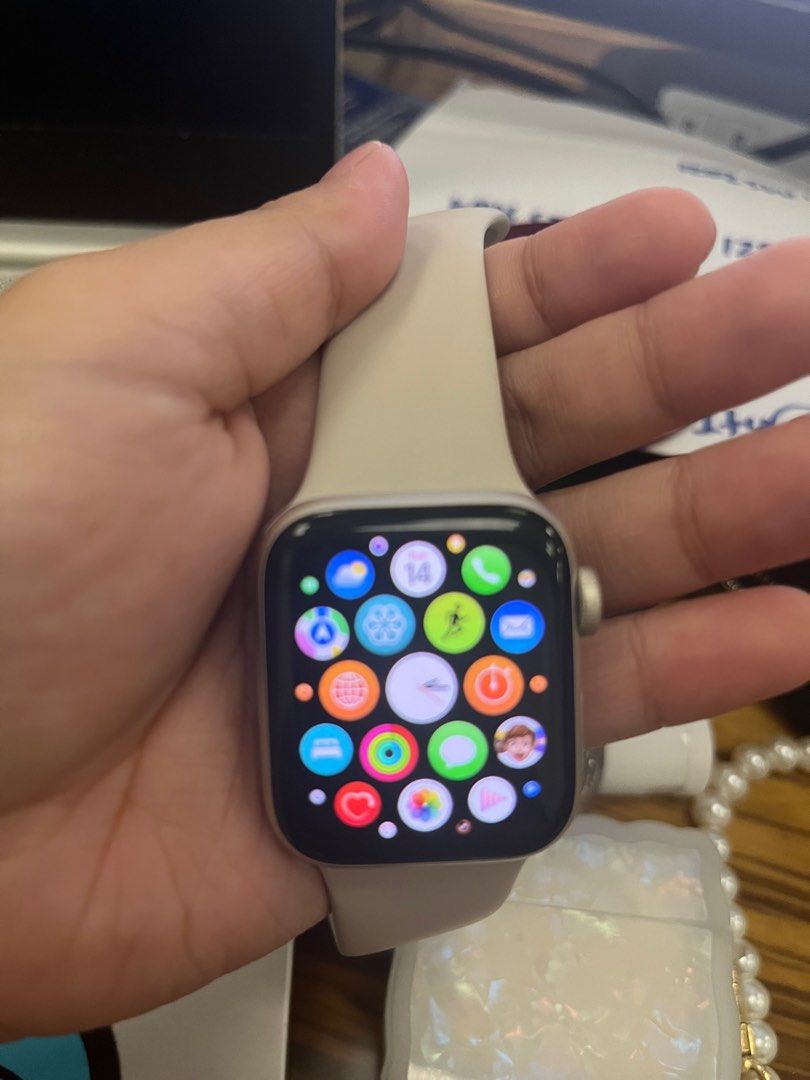Apple watch se gen (2022) 40mm Starlight, Mobile Phones  Gadgets,  Wearables  Smart Watches on Carousell