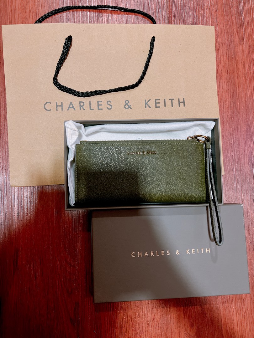 Charles & Keith Wallet / Dompet wristlet Olive / Dompet ck hijau, Barang  Mewah, Tas & Dompet di Carousell